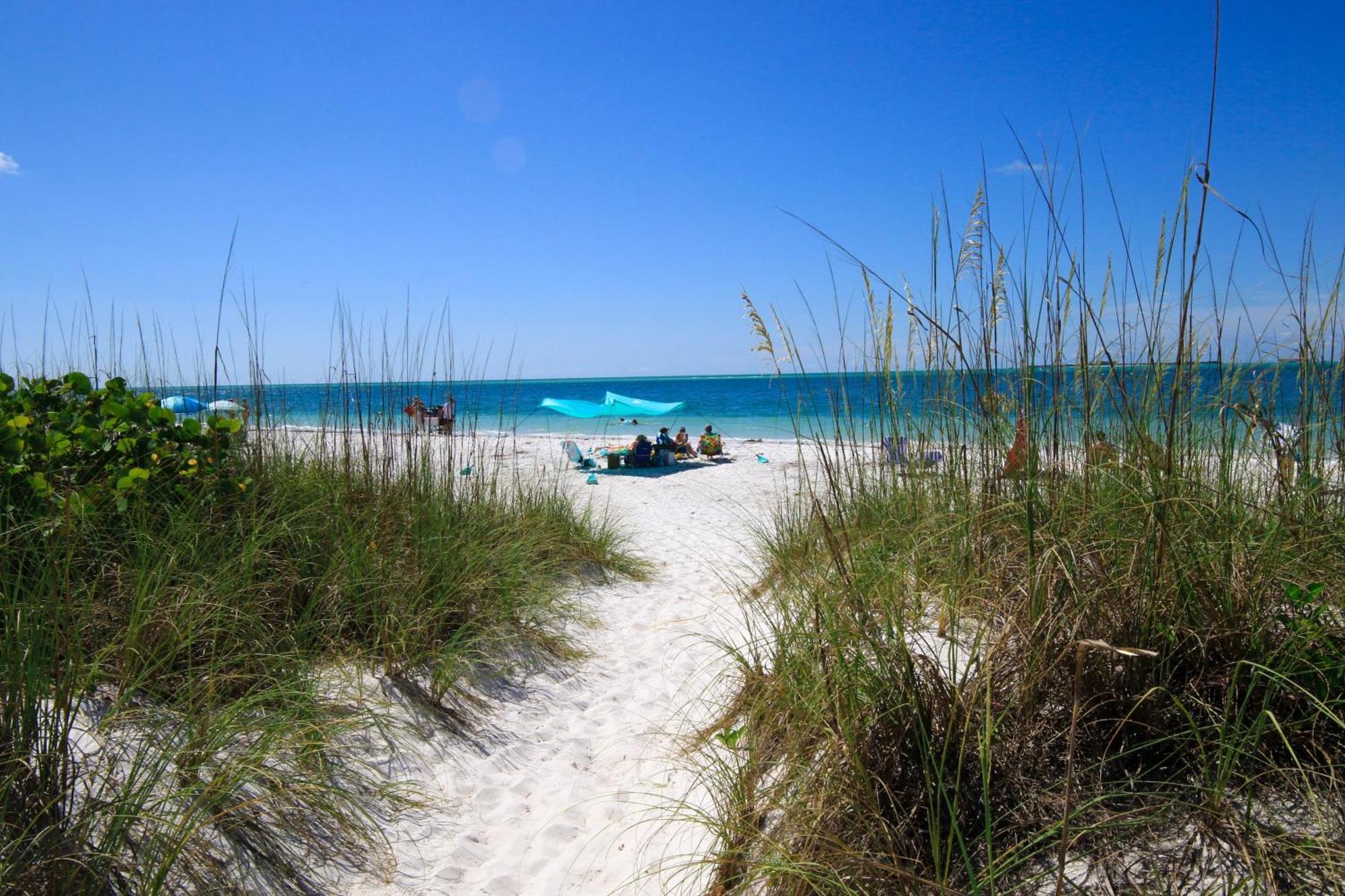 Anna Maria Island Runaway Tropical Dream-One Minute Walk To The Beach-Heated Pool Bradenton Beach Esterno foto