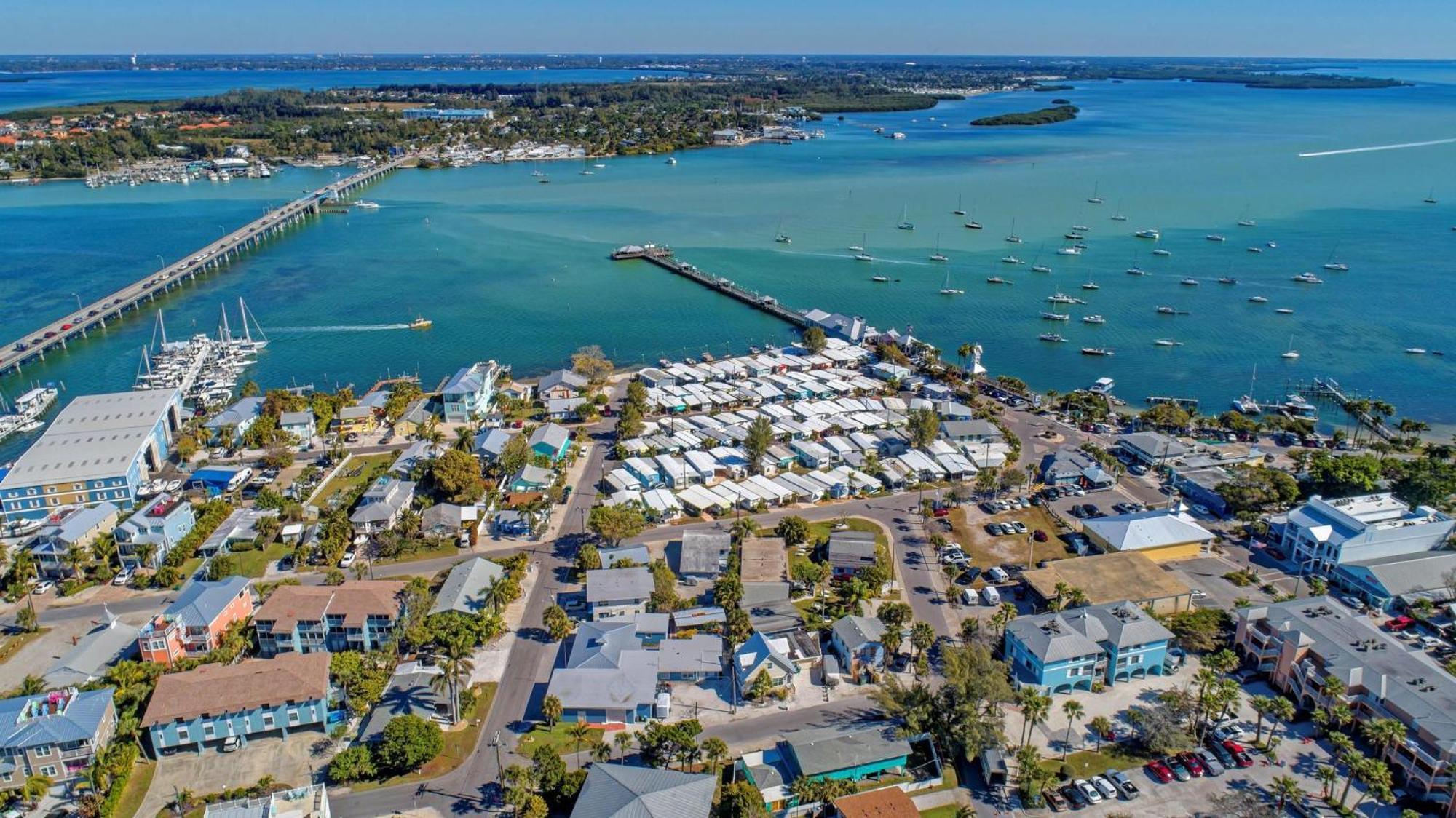 Anna Maria Island Runaway Tropical Dream-One Minute Walk To The Beach-Heated Pool Bradenton Beach Esterno foto