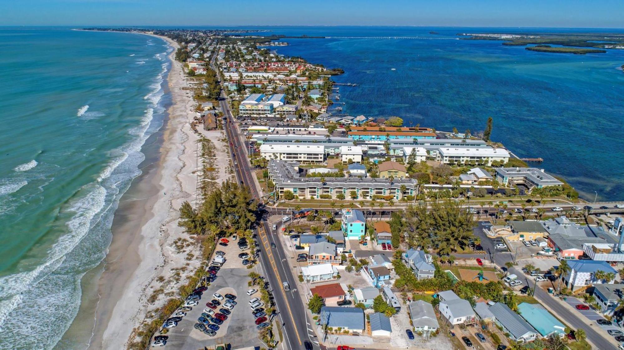 Anna Maria Island Runaway Tropical Dream-One Minute Walk To The Beach-Heated Pool Bradenton Beach Esterno foto