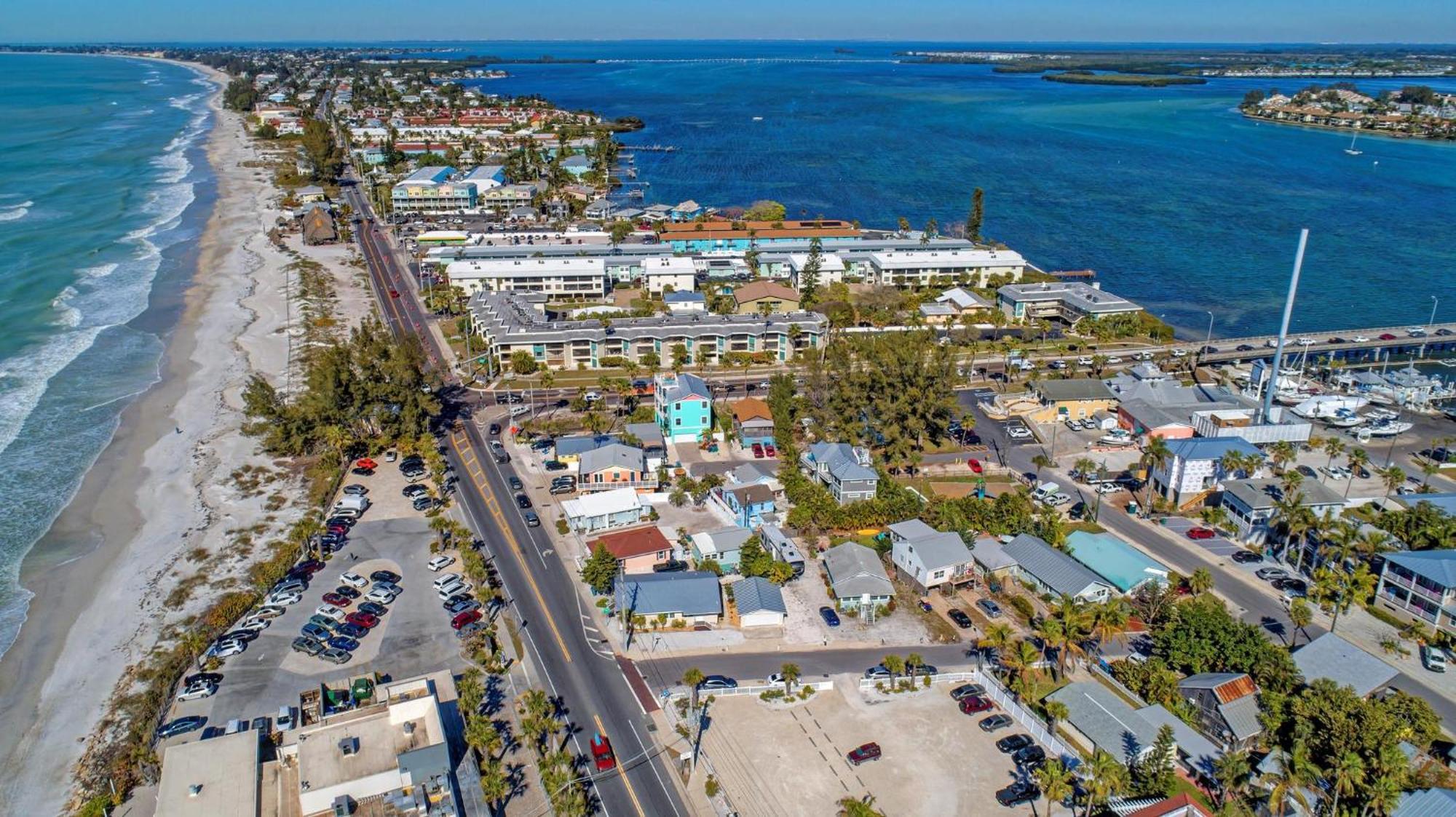 Anna Maria Island Runaway Tropical Dream-One Minute Walk To The Beach-Heated Pool Bradenton Beach Esterno foto