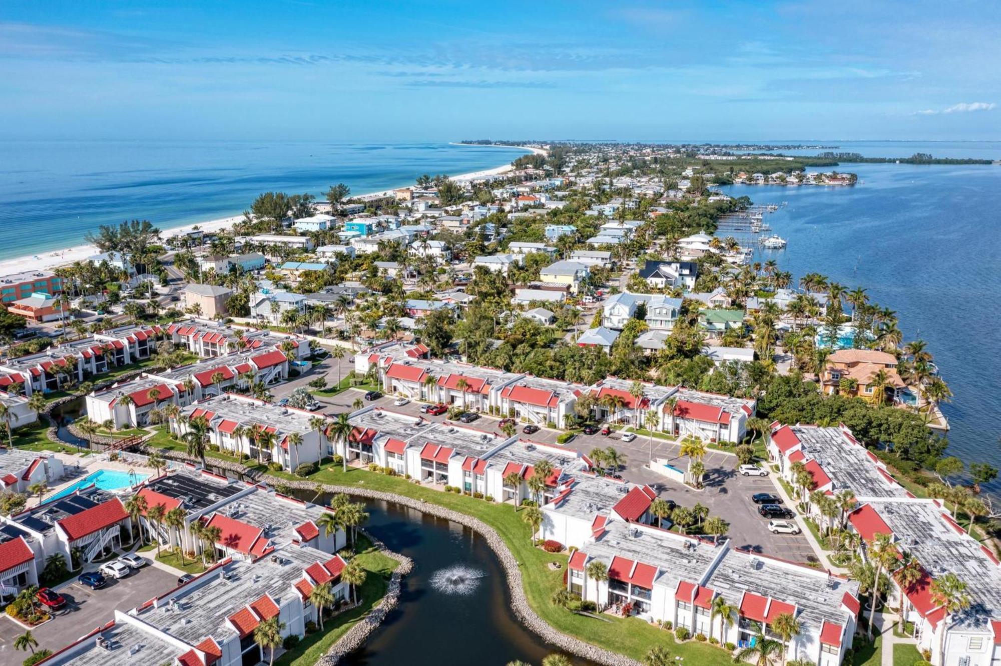 Anna Maria Island Runaway Tropical Dream-One Minute Walk To The Beach-Heated Pool Bradenton Beach Esterno foto