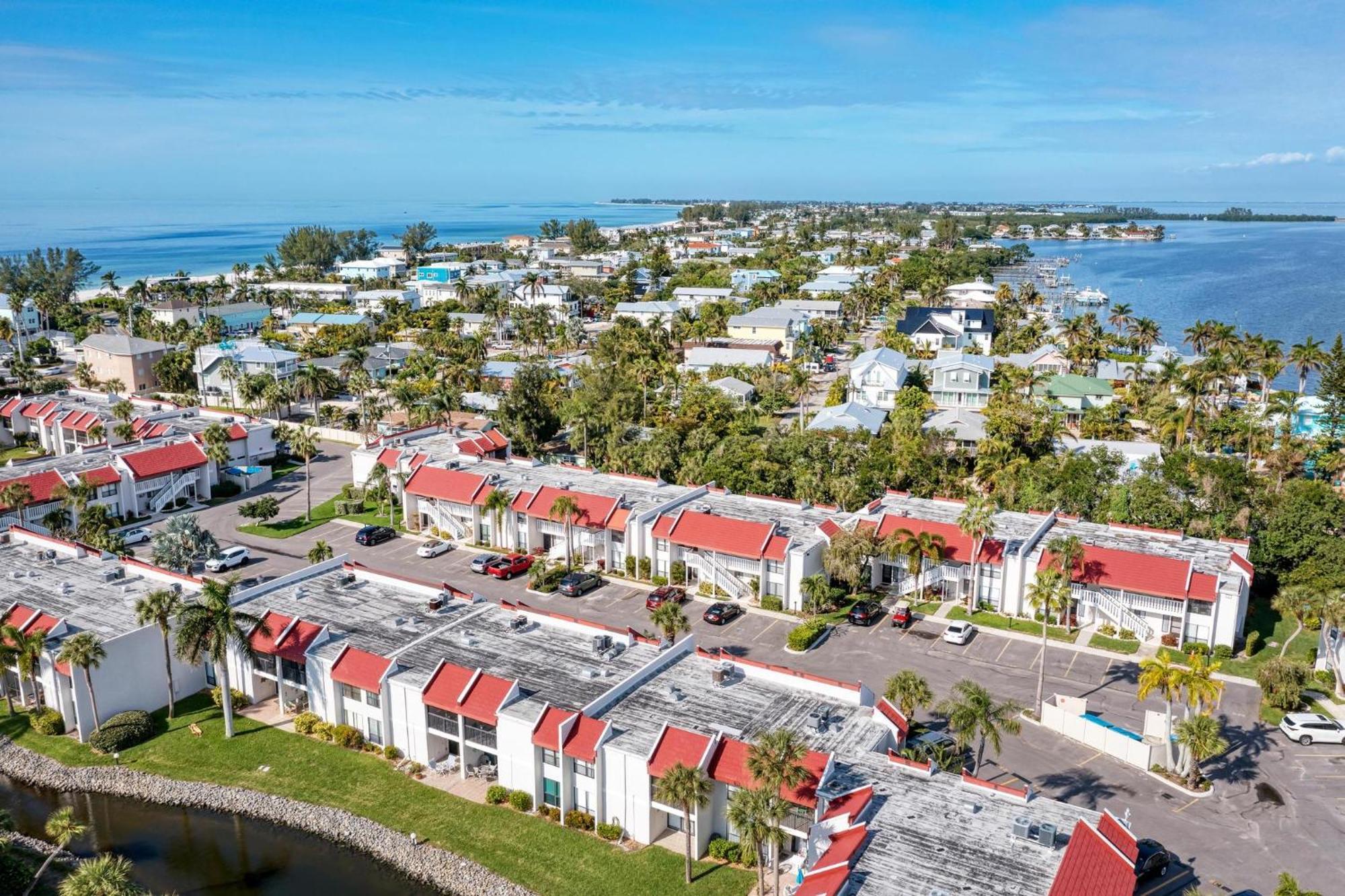 Anna Maria Island Runaway Tropical Dream-One Minute Walk To The Beach-Heated Pool Bradenton Beach Esterno foto