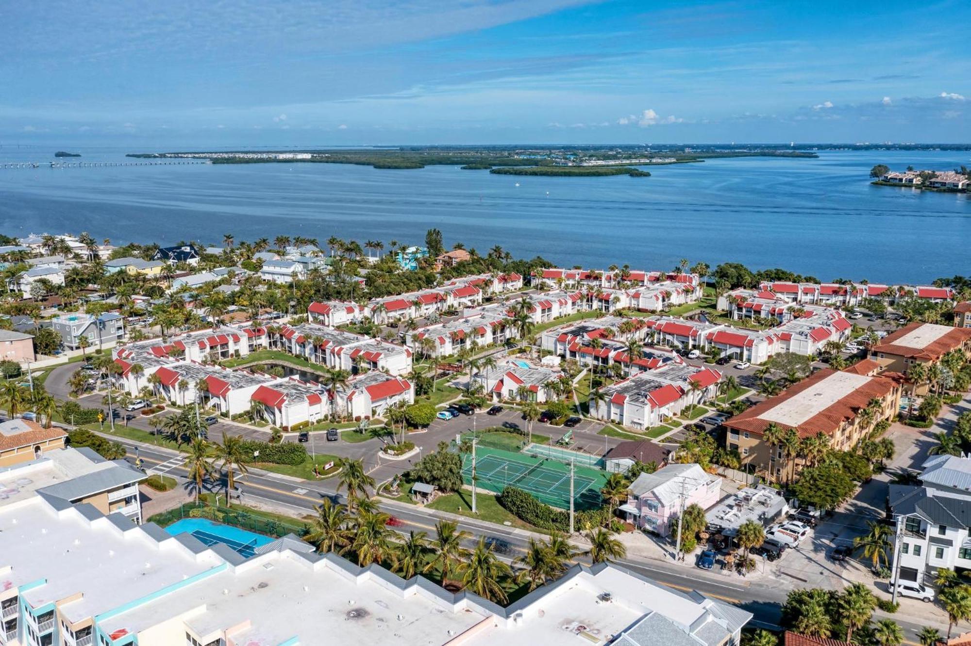 Anna Maria Island Runaway Tropical Dream-One Minute Walk To The Beach-Heated Pool Bradenton Beach Esterno foto